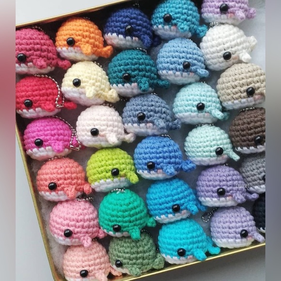 (Bundle of 6 keychains) Crochet mini whales - Picture 1 of 3